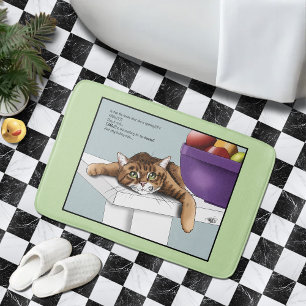 Söt orange tabbykatt njuter av roliga väntan badrumsmatta