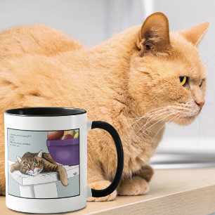 Söt orange tabbykatt njuter av roliga väntan mugg