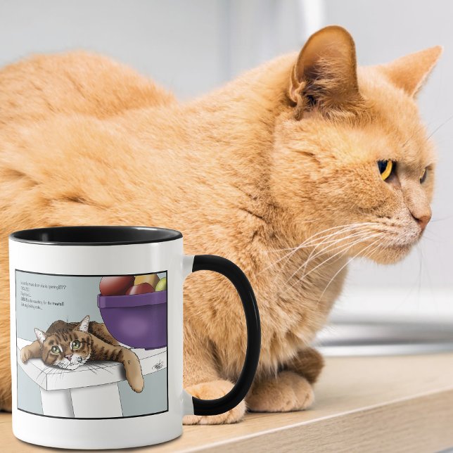 Söt orange tabbykatt njuter av roliga väntan mugg (Skapare uppladdad)