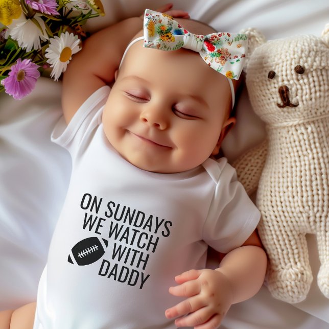Söt På söndagar tittar vi på fotboll med pappa T Shirt (Cute On Sundays We Watch Football With Daddy Baby Bodysuit)