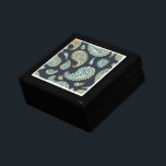 Söt Paisley Mönster Keepsaké Jewelry Minnesask<br><div class="desc">En söt blå och marin paisley mönster keepé eller smyckeskrin present till henne. Trälåda med dekorativt keramiskt lock.</div>