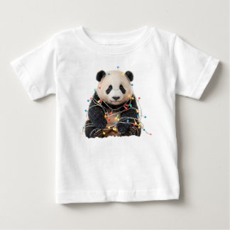 Söt panda intrasslad i julbelysning t shirt