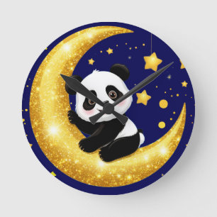Söt panda som sitter på en gyllene halvmåne rund klocka