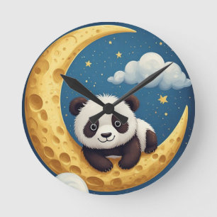 Söt panda som sitter på en gyllene halvmåne rund klocka