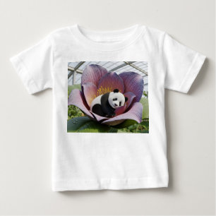 Söt panda som sover inuti en jätteexotisk blomma t shirt