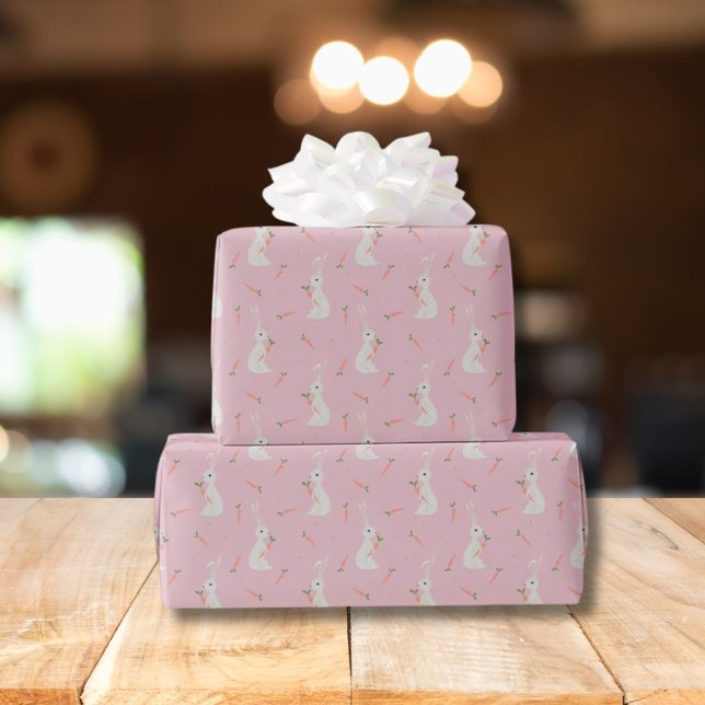 Söt påskkelin och morotmönster på pastellrosa presentpapper (Skapare uppladdad)