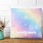 Söt Pastel Rainbow Gnistra Personlig Girly Kudde<br><div class="desc">Dekorera din lilla flickas rum med en söt inklistrad regnbåge för gnistra som innehåller ditt barns namn i söt vit skrift. Den här magiska barnsovskretsen är ett exempel på barndomens förtjusning.</div>