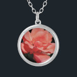 Söt Peach Rosa ros blommigt Silverpläterat Halsband<br><div class="desc">Persikofotografi av en peachy rosa ros av Artist Sandra Marie Closs. Lägg till egen text,  namn eller monogram för att skapa perfekten för alla tillfälle. Bröllop,  brudens sida trädgård party,  sympati,  födelsedagskalender,  babydusch,  firande eller bara för att göra din dag lite mer vacker. blommigt,  blommor,  blommor,  pastel.</div>