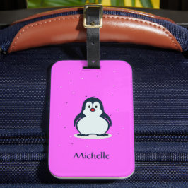 Söt penguin med eget namn på rosa bagagebricka