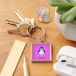 Söt penguin med eget namn på rosa fyrkantig silverfärgad nyckelring