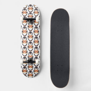 Söt pingvin som håller skylt med siffran 99 på mini skateboard bräda 18,5 cm