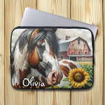 Söt Pinto Brown and White Horse på Rustic Farm Laptop Fodral<br><div class="desc">Söt personlig tablett fodral med en brun,  svart och vit prickad häst omgiven av solblommor och en rosenröd lada i bakgrunden.</div>