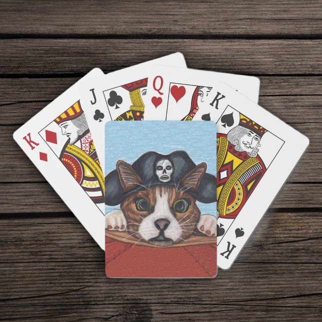 Söt pirat överraskad brunrandig katt kortlek (Cute brown cat wearing black pirate hat with skull hanging on red boat on deck of playing cards.)