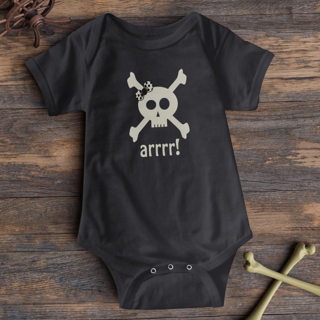Söt piratskalle på halloween-bodysuit för bebisar tee (Arrr! Dress yer little scallywag in this cute skull and crossbones bodysuit!)