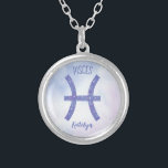 Söt Pisces Astrology Personlig Lila  Silverpläterat Halsband<br><div class="desc">Denna söt lila och lavender Pisces-halsband har ditt astrologiska tecken från Zodiac i en vacker gnistra som konstellationerna. Anpassa den här söta presenten med ditt namn i kursivt skript för någon med en födelsedag i slutet av februari eller i tidigt mars.</div>