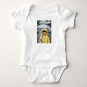 Söt pojke i gul björnregnkappa regnig dag Baby Bo T Shirt