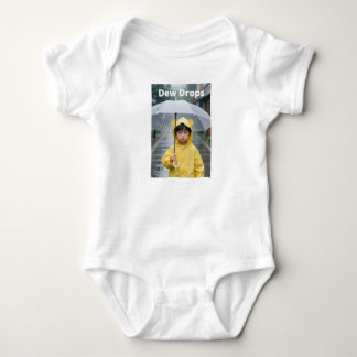 Söt pojke i gul björnregnkappa regnig dag Baby Bo T Shirt