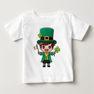 Söt pojke Saint Patrick dräkt håller Lucky T Shirt