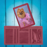 Söt Pommern Wallet, bär rosa Fjäderboa<br><div class="desc">Söt och glamorerad Pommern-hund bär en luddrör på den här plånboken. Val av tyg färg.</div>