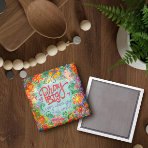 Söt Pray Big Inspiritivity Faith Blommigt Magnet