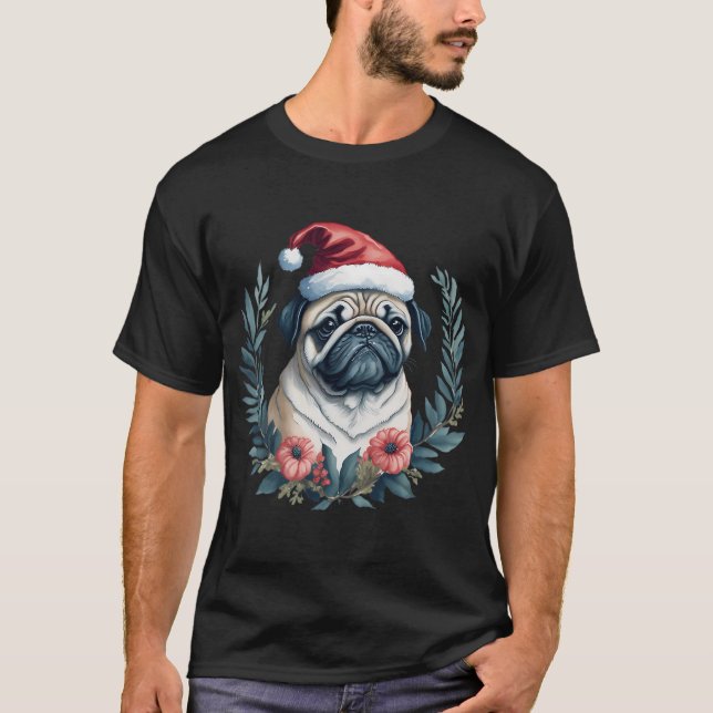 Söt pug i tomteluva i julblomsterkrans - t shirt (Framsida)
