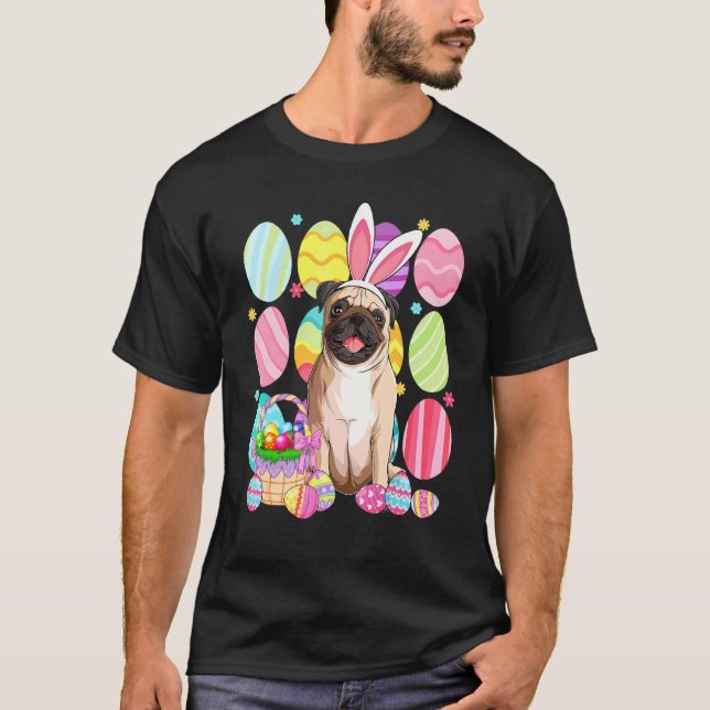 Söt Pug Påskhar Öra Färgglad Påskäggs korg T Shirt (Framsida)