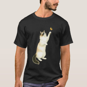 Söt Ragdoll Katt som LeKer Med Monark Fjäril Ko T Shirt