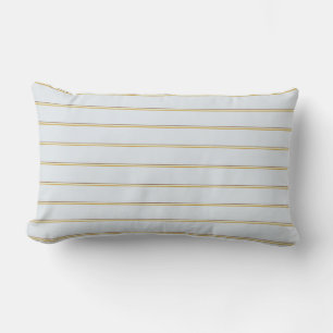 Söt rand i naturligt färg på blek blue lumbarkudde
