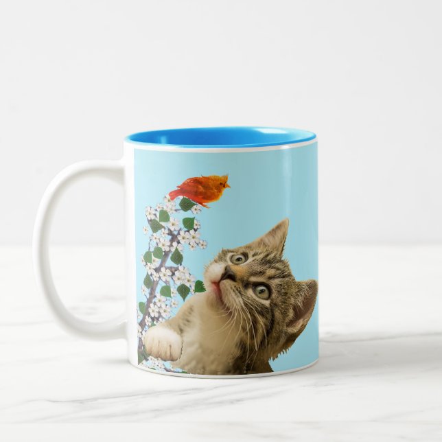 Söt randig katt, blommor & fågel på ljusblå Två-Tonad mugg (Vänster)