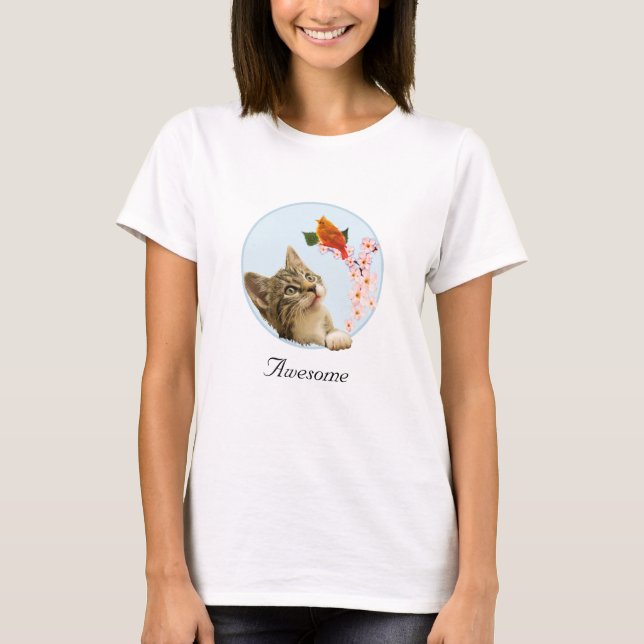 Söt randig katt, blommor och röd liten fågel  t shirt (Framsida)