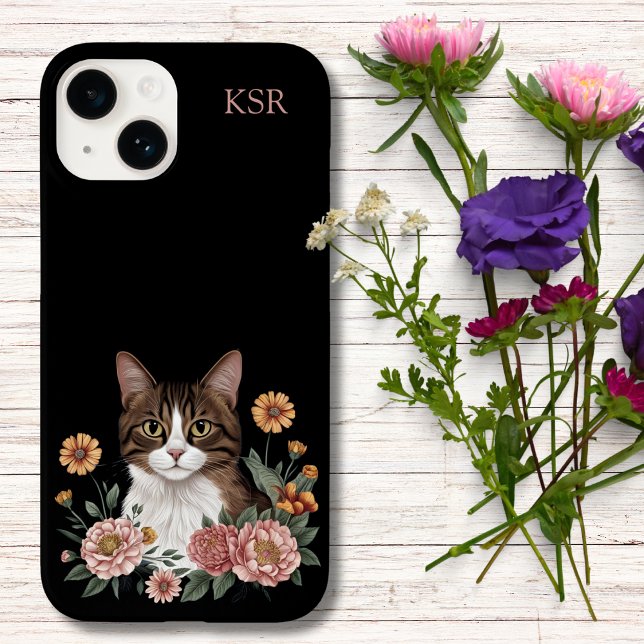 Söt randig katt med blommor  (Skapare uppladdad)
