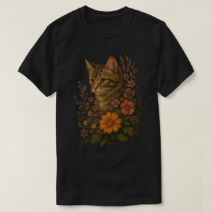Söt randig katt med vilda blommor – Blommig kattko T Shirt