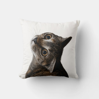 Söt randig katt närbildsfoto kudde