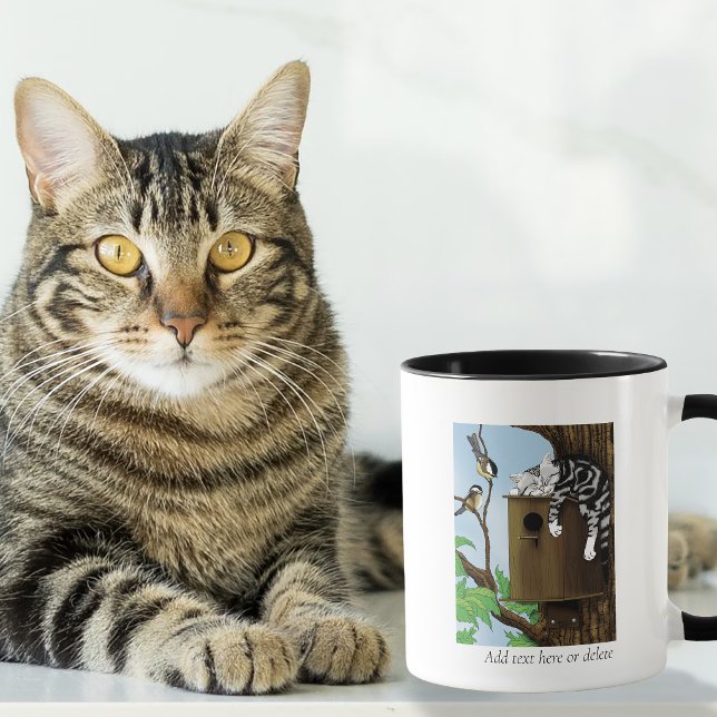 Söt randig katt som sover i fågelholke - rolig mugg (Skapare uppladdad)