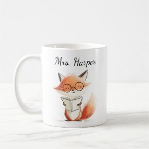 Söt rävlärare som läser kaffemugg