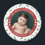 Söt Red Berry Mönster Baby Första julen Magnet<br><div class="desc">Söt baby första julfotomagnet med ett runt foto av baby med böjd text och ett söt rött bär och grönt mönster och söta hjärtan. Ge ett fräckt tag med den här baby första julmagnet-personligen med namn och ett foto av ditt glada paket!</div>