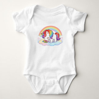 Söt regnbågsenhörning som sniffar på blommor på en t shirt