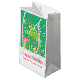 Söt ren som skuttar över julklappar påse