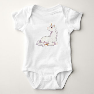 Söt rent vit liggande enhörning som tittar upp Kaw T Shirt