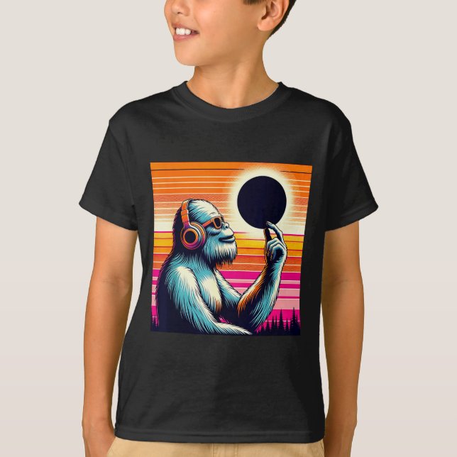 Söt Retro Bigfoot Total Solförmörkelse T Shirt (Framsida)