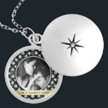 Söt Retro Blommigt Black Mönster Photo Berlockhalsband<br><div class="desc">Söt retro blommigt ramar ett av dina favoritfoton med citatet "leve skrattar kärlek" eller ditt eget anpassningsbar-meddelande på menyfliksområdet guld färgad.</div>