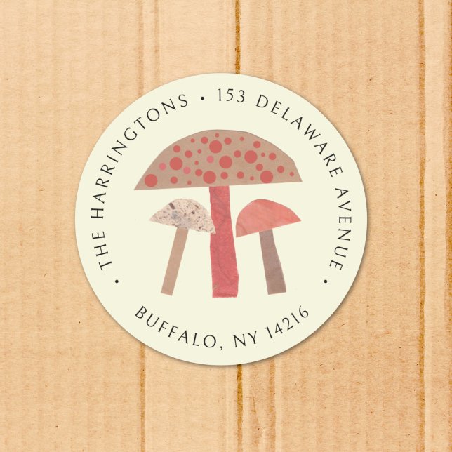 Söt Retro Svamp Naturlig Returadress Etikett (This retro nature-inspired address label pictures three retro orange and brown mushrooms.)