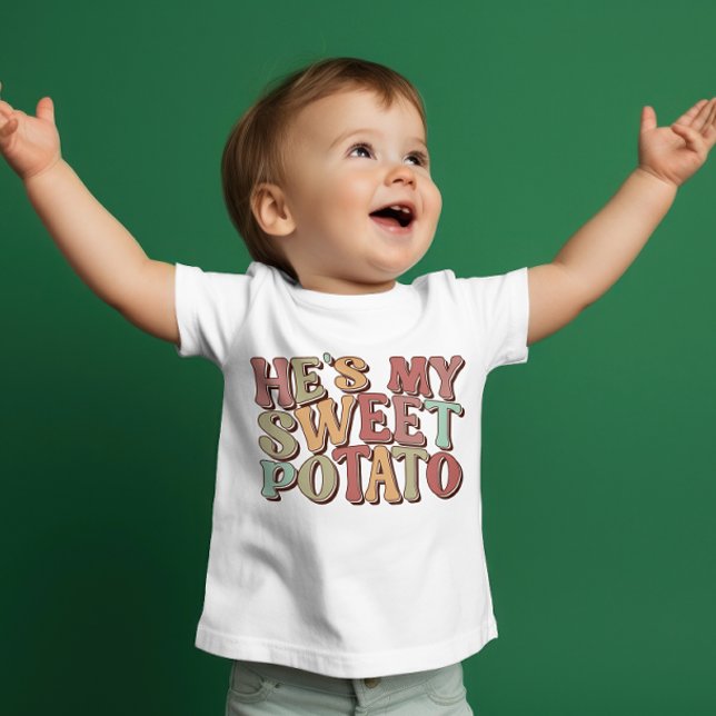 Söt Retro Thanksgiving "Han är min sötpotatis" T Shirt (Skapare uppladdad)