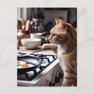 Söt röd katt lagar ägg till frukost vykort