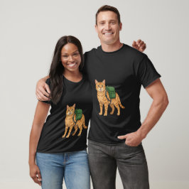 Söt rödbrun tabbykatt med ryggsäck t shirt