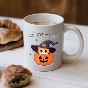 Söt rödhårig katt häxa i halloween-jack-o-lanterne kaffemugg