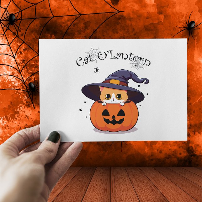 Söt rödhårig katt häxa i halloween-jack-o-lanterne vykort (Skapare uppladdad)