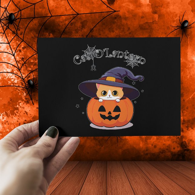 Söt rödhårig katt häxa i halloween-jack-o-lanterne vykort (Skapare uppladdad)
