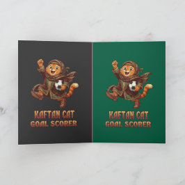 Söt rödhårig katt i traditionell kaftan som spelar kort