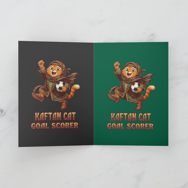 Söt rödhårig katt i traditionell kaftan som spelar kort (Inuti)